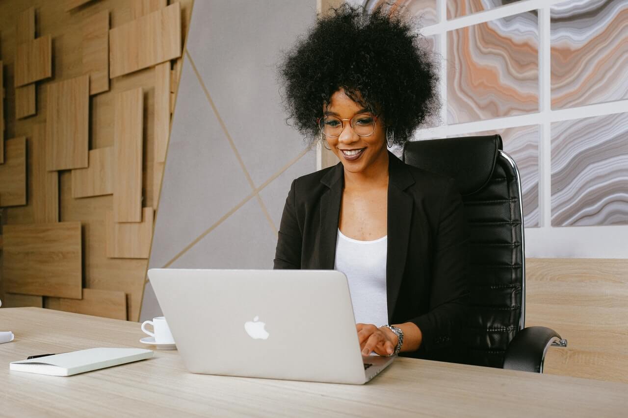 a businesswoman running an online email campaign