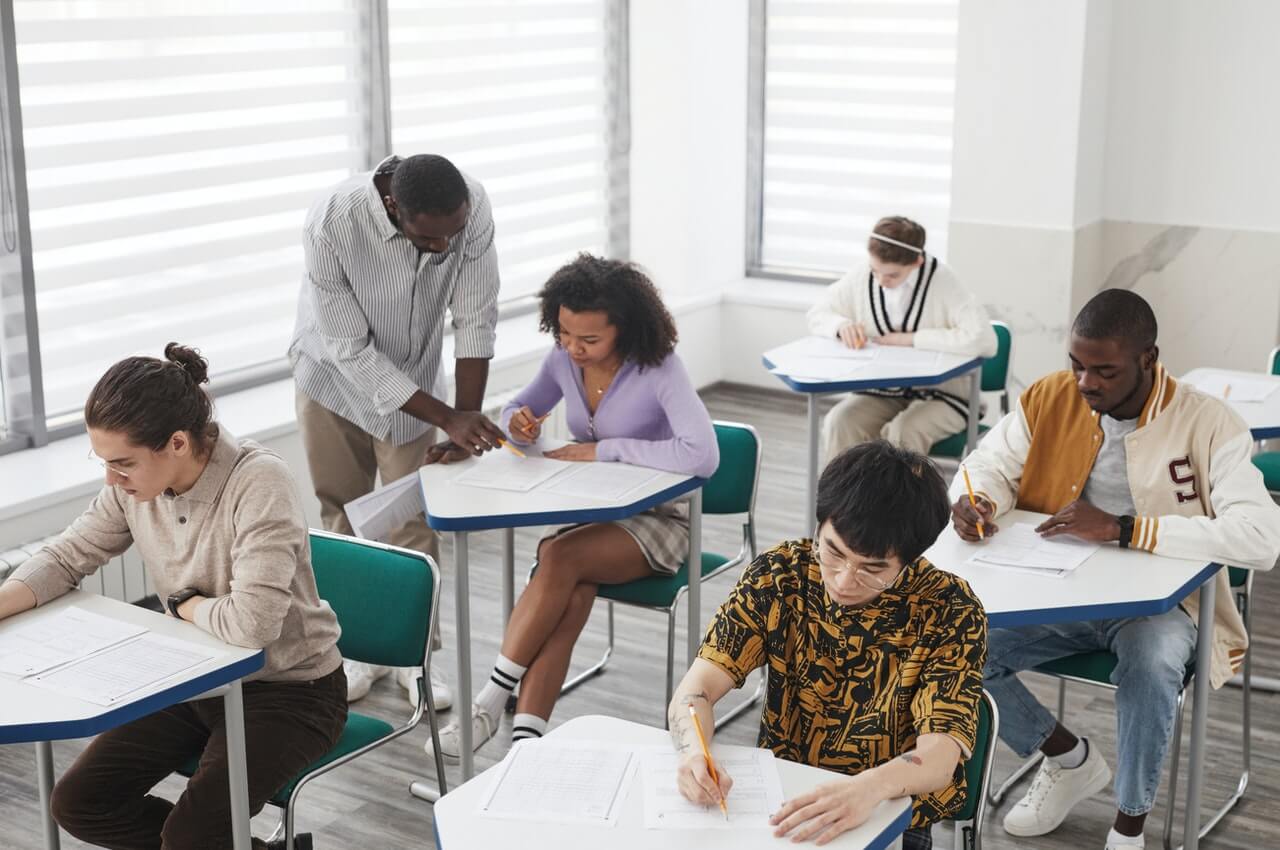 A-trainer-with-a-female-student-in-a-classroom