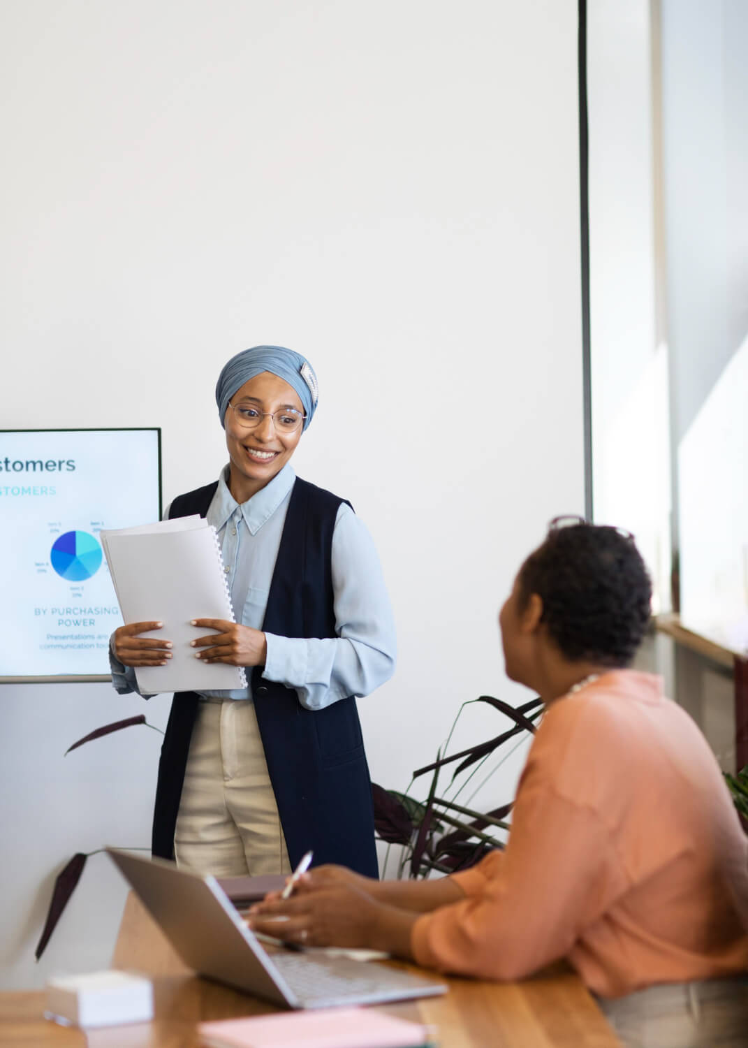 Female-trainers-office-job-prepare-session-with-new-employee