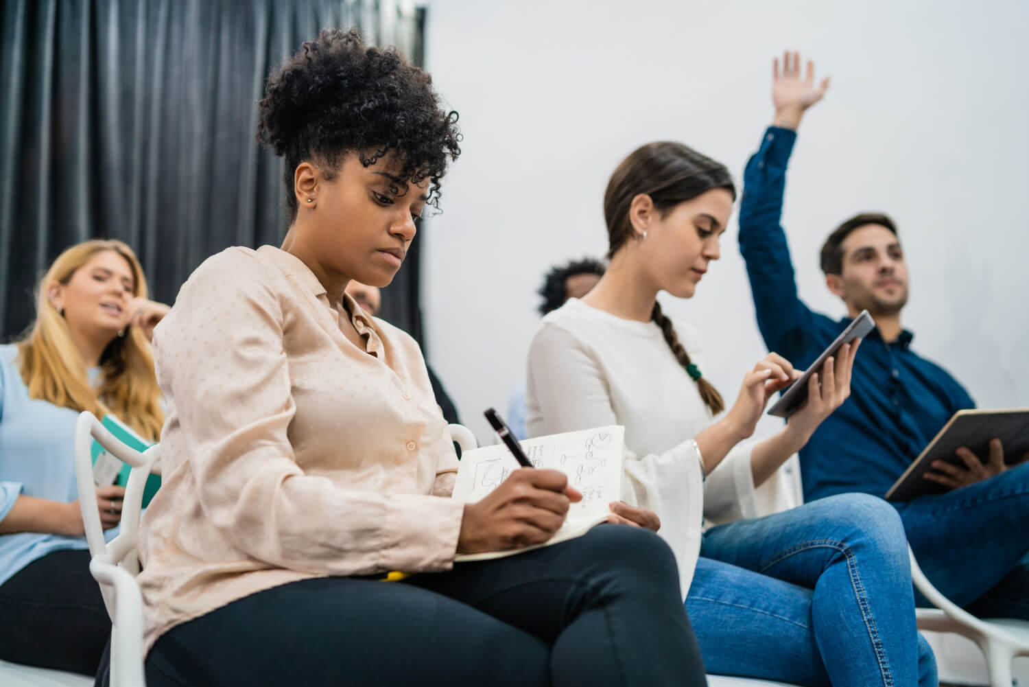 Group-of-students-in-a-classroom