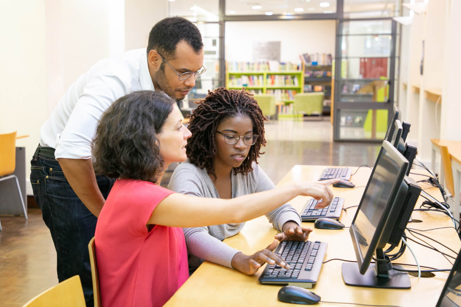 Instructor-helping-students-in-a-digital-computer-class