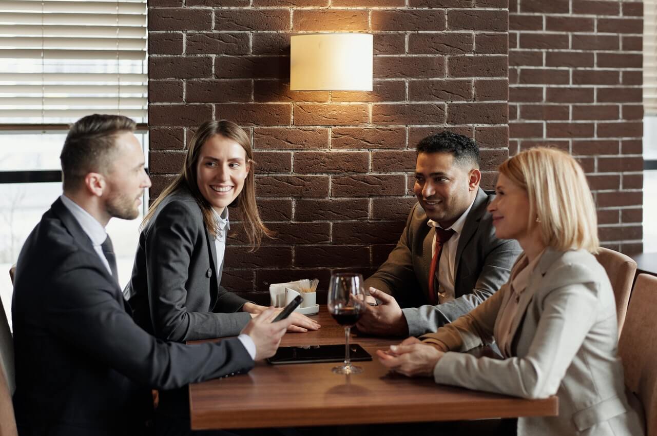 Mentors-discussing-at-a-café