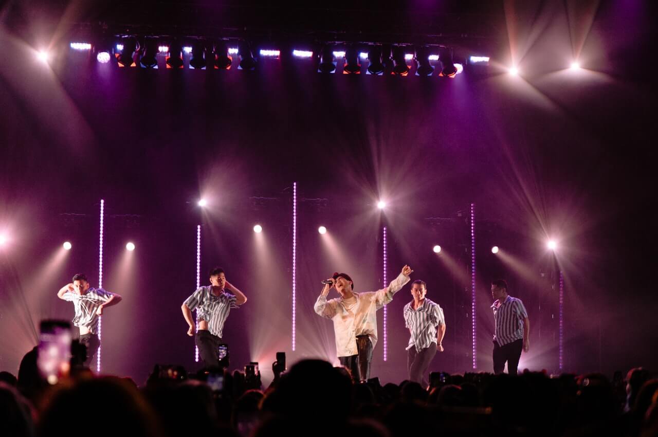 Singers-on-a-stage-with-live-audience