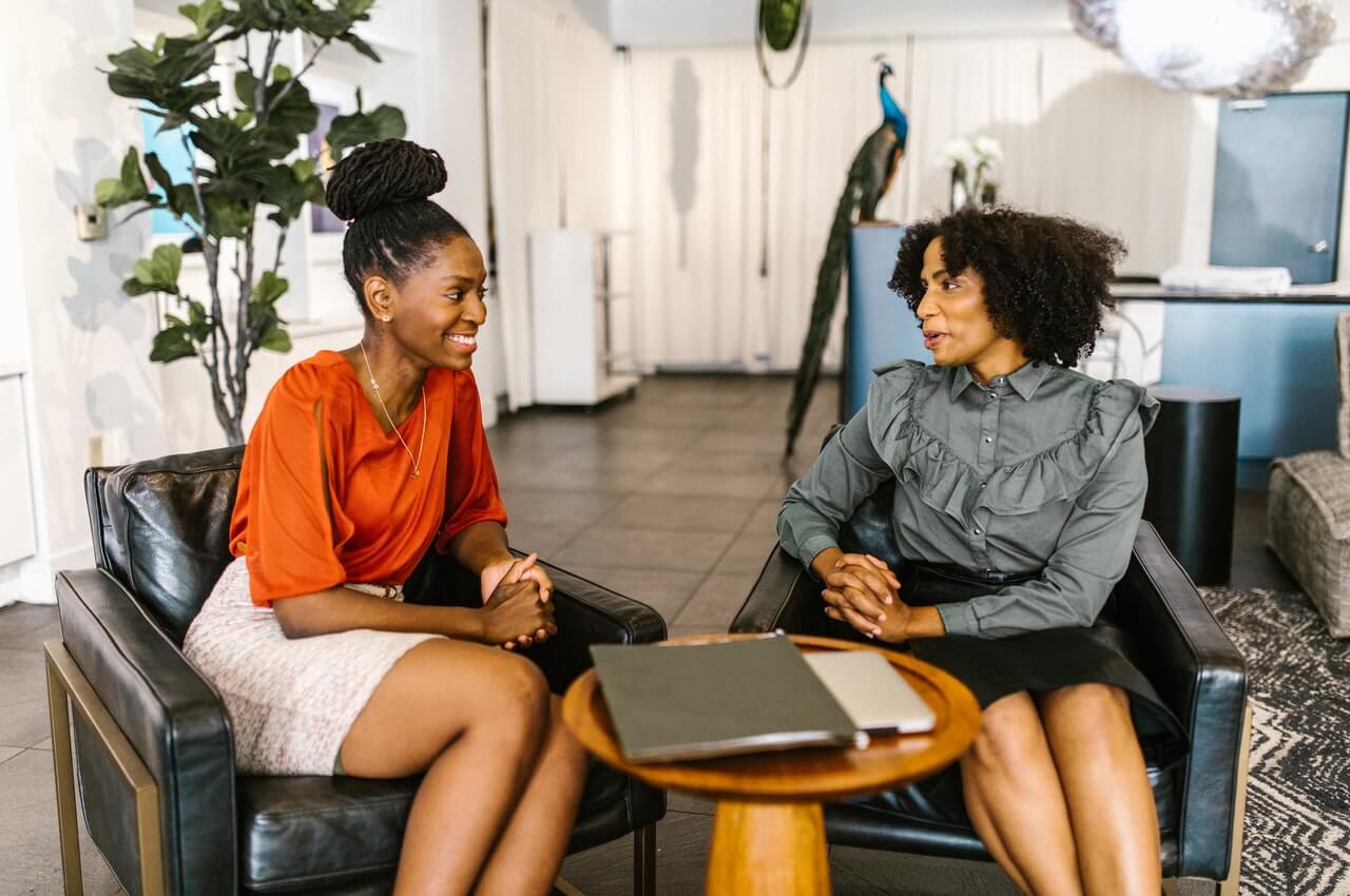 Two-ladies-having-a-conversation-in-an-office