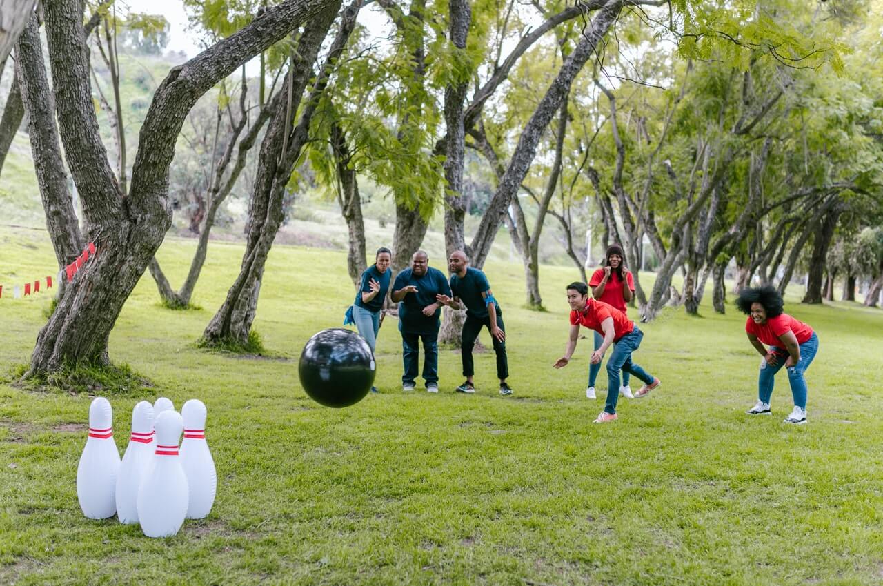 Work-colleagues-bowling-on-a-grass-land