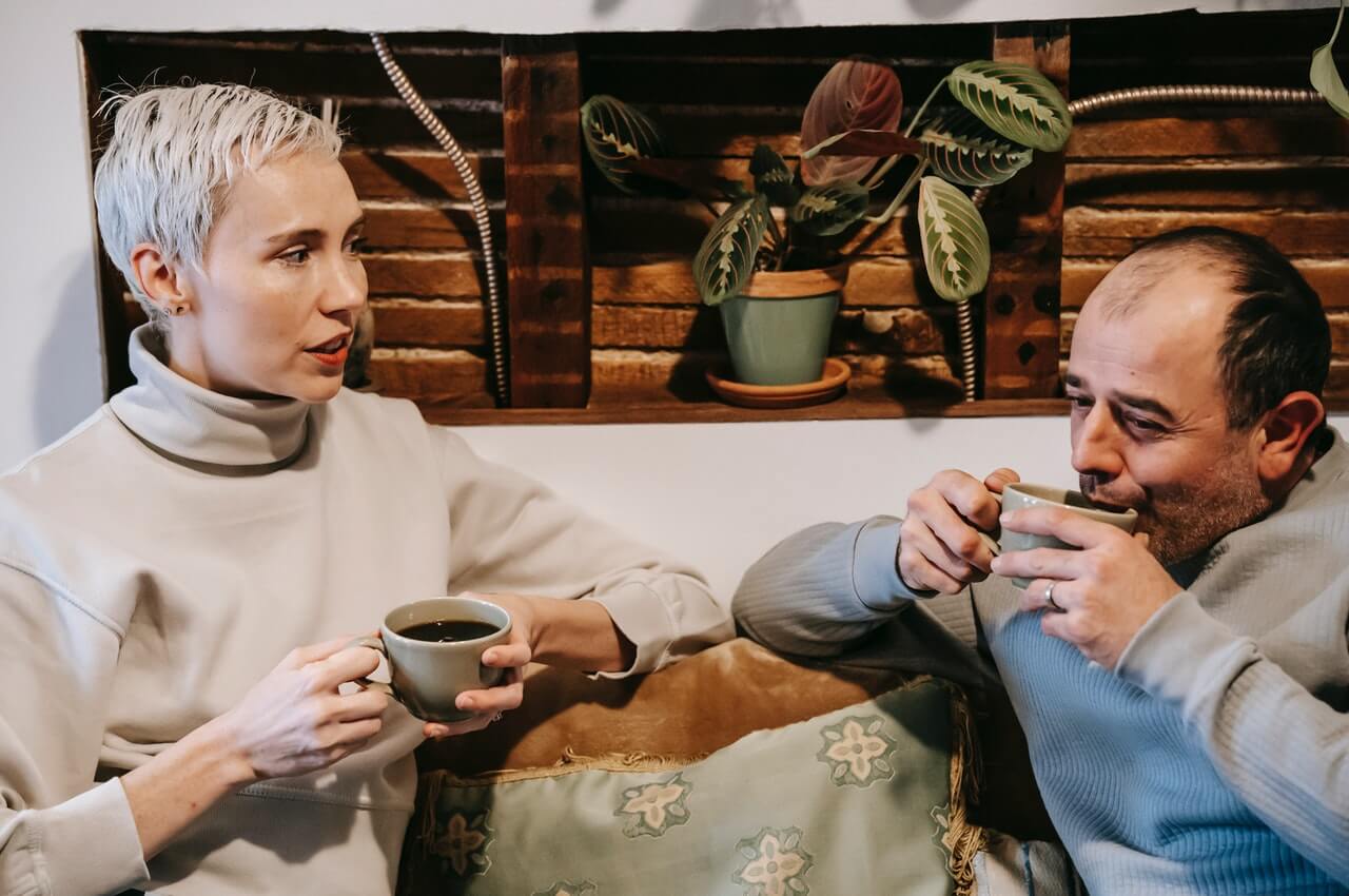 Work-colleagues-having-a-tea-break-during-work-hours