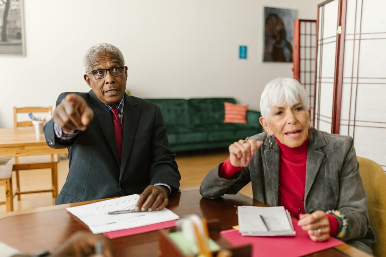 A-man-and-a-woman-having-a-disagreement-in-a-meeting