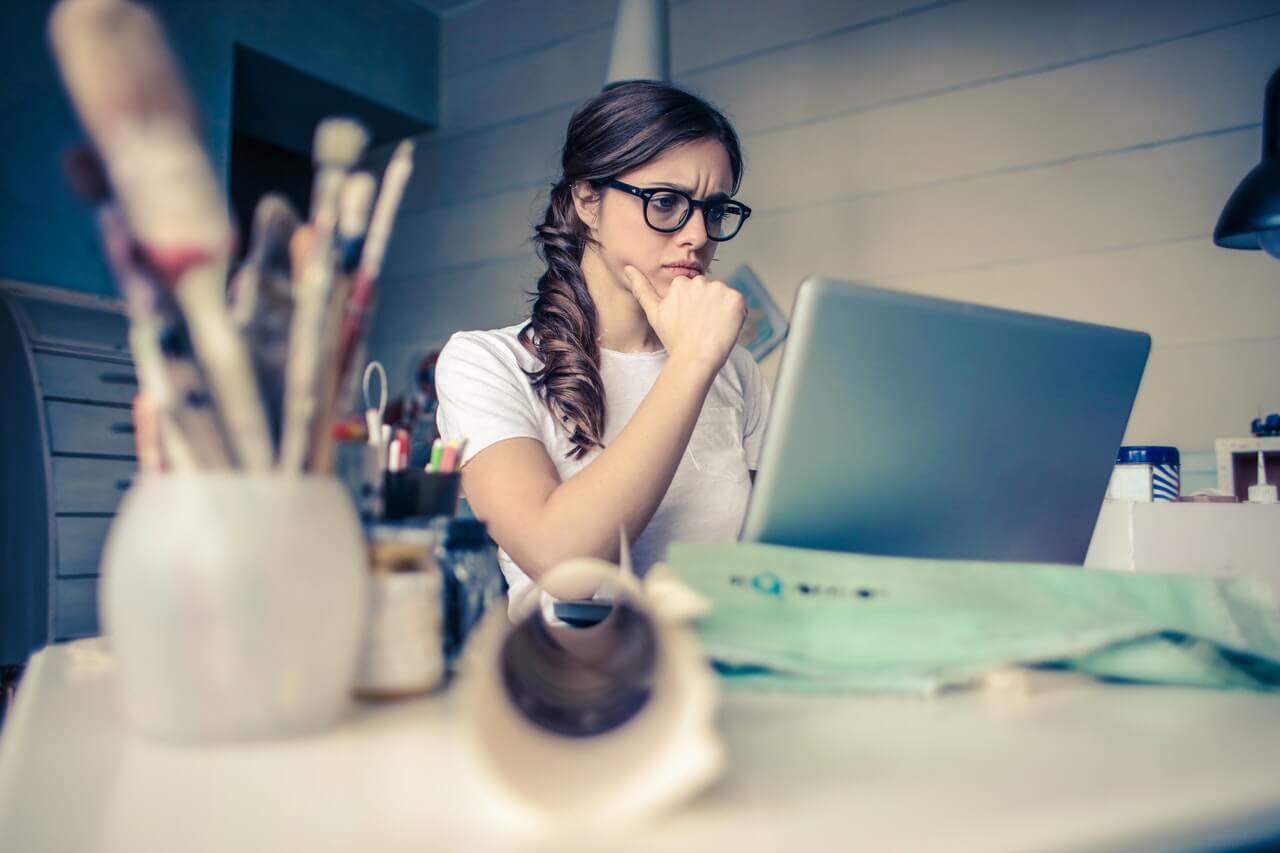 A lady working on her desk with her laptop