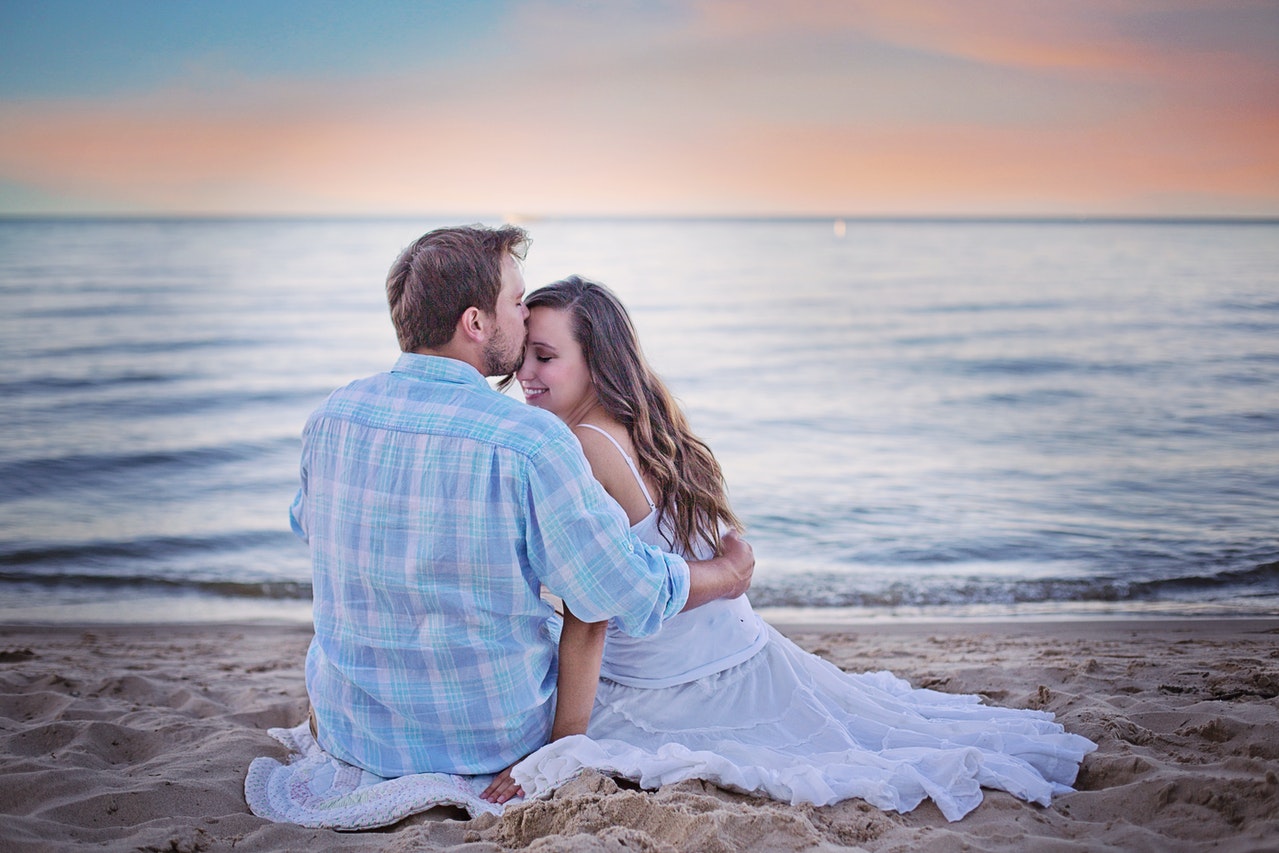 Couples-in-a-love-sitting-in-a-beach-view