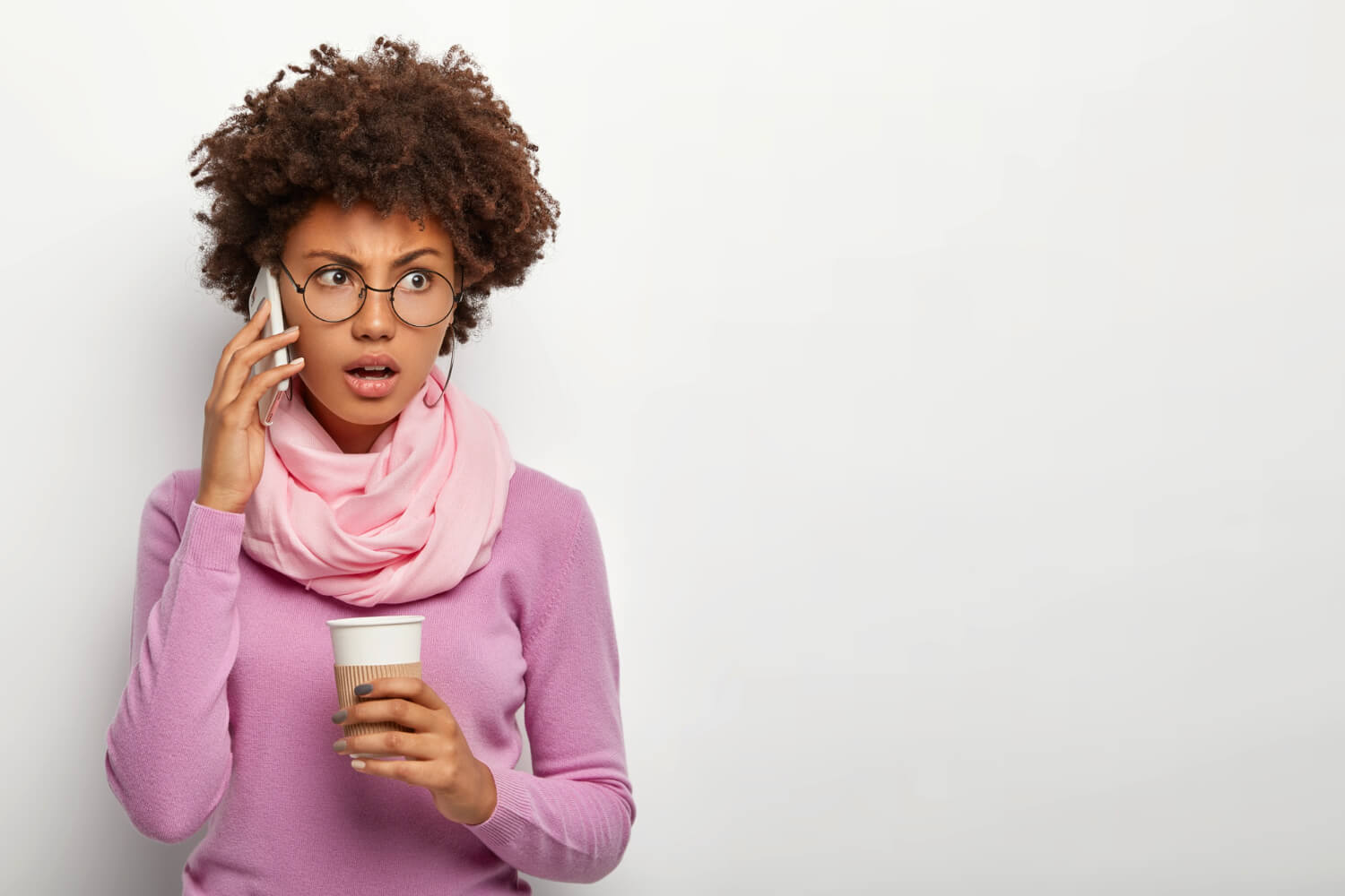 A lady having an unpleasant discussion on phone