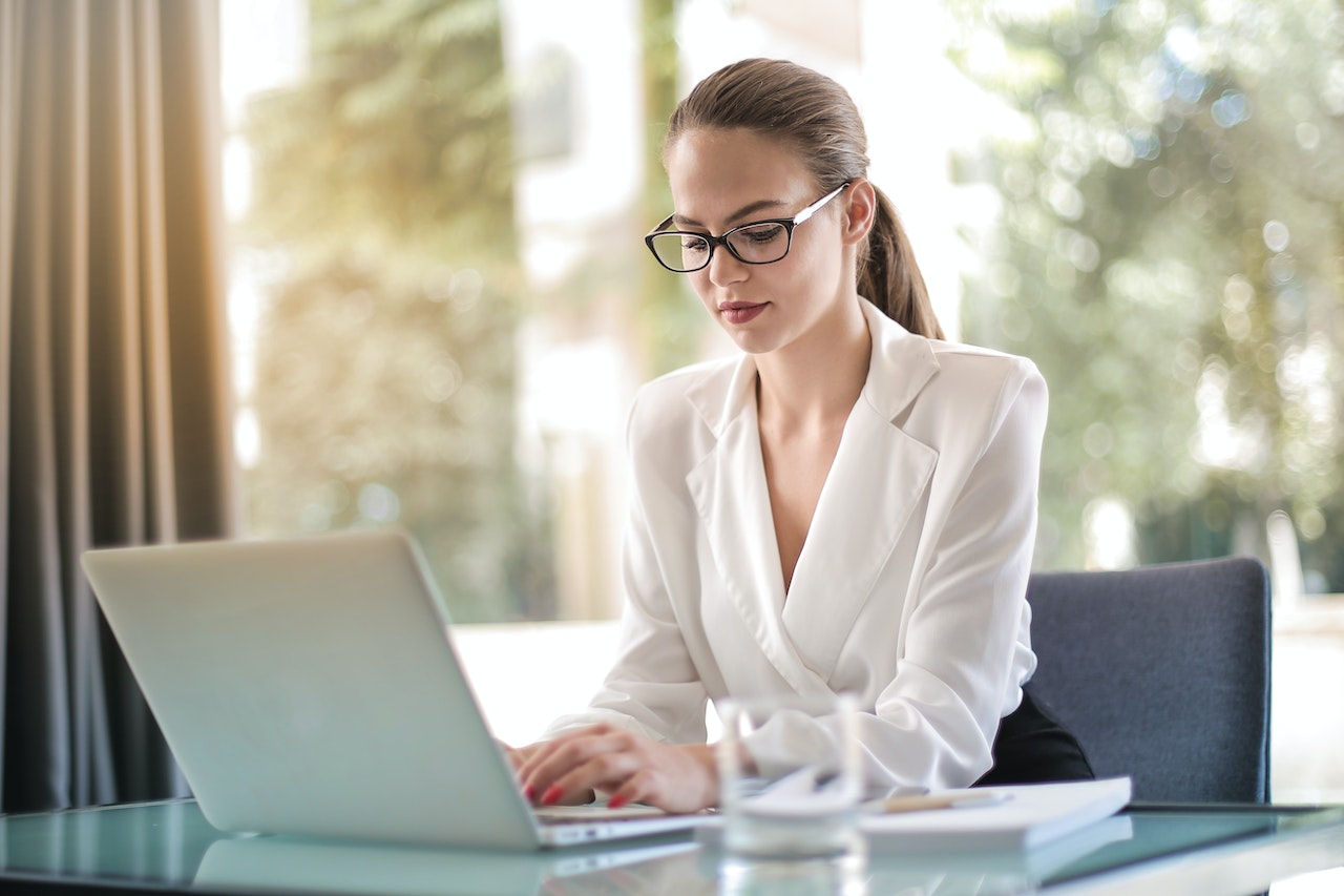 A-focused-career-woman-working-on-her-laptop