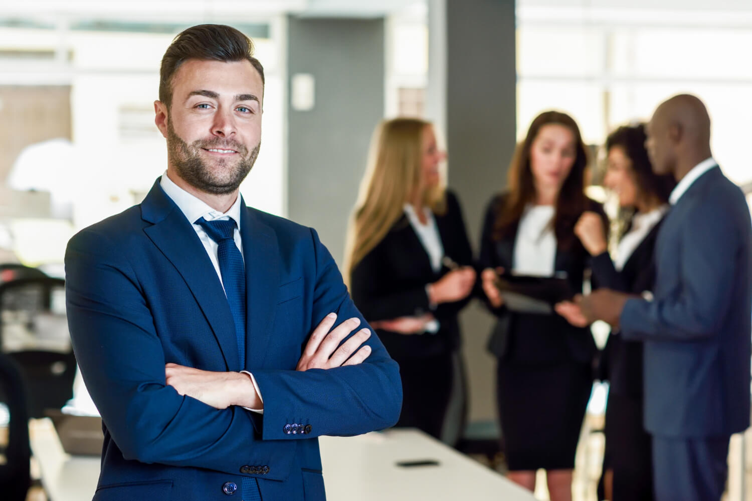 Businessman-leader-modern-office-with-businesspeople-working